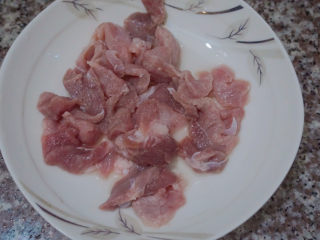 3、四季豆炒肉,加入少许食盐