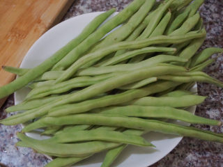 7、四季豆炒肉,准备好适量的四季豆