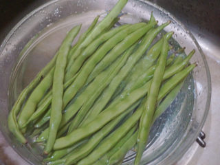 8、四季豆炒肉,泡洗干净