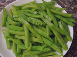 18、四季豆炒肉,沥干水分备用