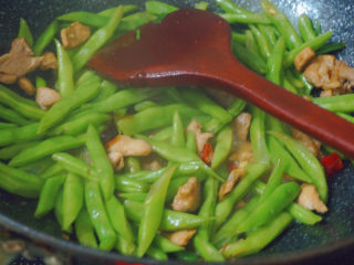 22、四季豆炒肉,加入少许蚝油加点清水继续熬煮5分钟