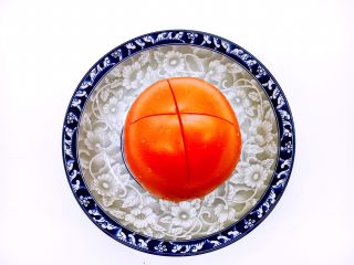 1、#懒人料理# 西红柿炒鸡蛋圆白菜,在西红柿的顶部划个十字刀。