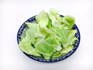 4、#懒人料理# 西红柿炒鸡蛋圆白菜,圆白菜手撕成小片。老梗撕掉不要了。