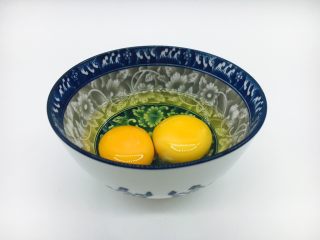 5、#懒人料理# 西红柿炒鸡蛋圆白菜,鸡蛋磕入碗中，搅打均匀备用。