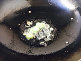 7、#懒人料理# 西红柿炒鸡蛋圆白菜,锅里放油，当油温三成热时爆香葱花。