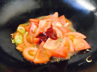 9、#懒人料理# 西红柿炒鸡蛋圆白菜,再放入1勺番茄酱。