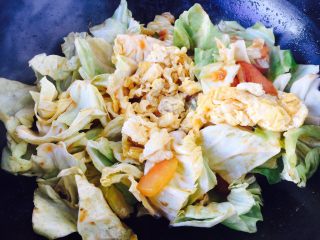 12、#懒人料理# 西红柿炒鸡蛋圆白菜,然后放入炒好的鸡蛋。