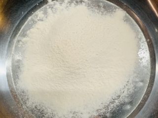 4、狂野番茄芝士薄底披萨,另外盆里筛入高筋面粉。