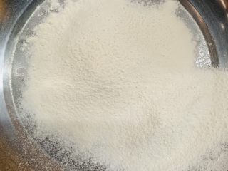 5、狂野番茄芝士薄底披萨,筛入低筋面粉。