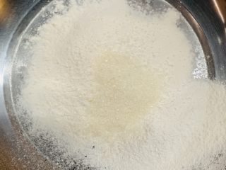 6、狂野番茄芝士薄底披萨,加入白糖。