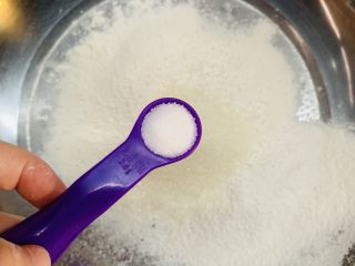 7、狂野番茄芝士薄底披萨,加入食盐。