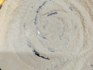 8、狂野番茄芝士薄底披萨,搅拌均匀。