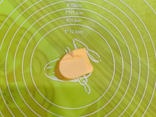 12、狂野番茄芝士薄底披萨,黄油不用软化直接放在案板上。