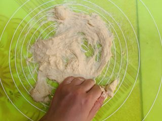 14、狂野番茄芝士薄底披萨,用拳心画圈方式把黄油都揉进面团里。