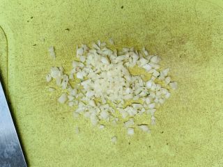 22、狂野番茄芝士薄底披萨,蒜也切碎。