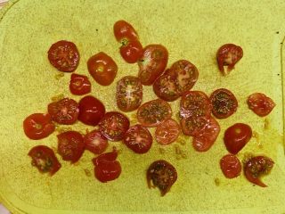 27、狂野番茄芝士薄底披萨,切薄片备用。