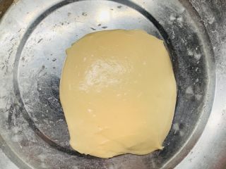 28、狂野番茄芝士薄底披萨,醒发好的面团。