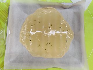 35、狂野番茄芝士薄底披萨,涂在披萨皮上。