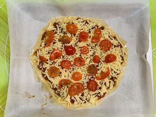 38、狂野番茄芝士薄底披萨,铺上装饰的番茄片。