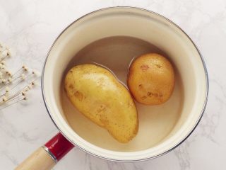 1、美味爆浆芝士球,锅内加入适量水，将土豆上锅煮熟