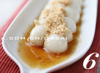 6、糖不甩,捞出撒上花生芝麻碎即可，趁热食用。