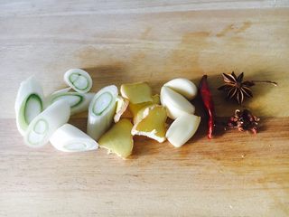 1、#感恩节食谱# 红烧鲫鱼,准备好佐料好。