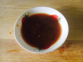 3、#感恩节食谱# 红烧鲫鱼,把它们用水泄开。