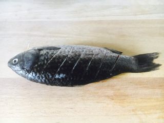 4、#感恩节食谱# 红烧鲫鱼,把鱼的两面都切斜刀，以便入味。