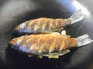 10、#感恩节食谱# 红烧鲫鱼,放入煎好的鱼。