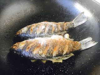 11、#感恩节食谱# 红烧鲫鱼,撒上白糖。