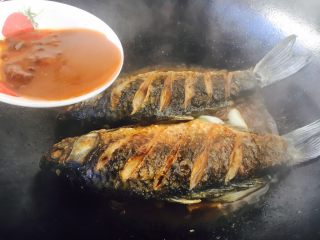 14、#感恩节食谱# 红烧鲫鱼,烹入酱汁。