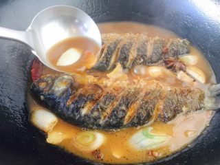 17、#感恩节食谱# 红烧鲫鱼,大火炖鱼时请用铲子铲起汤汁浇在鱼的身上，这个动作多重复几遍，以便鱼入味，顺便在这时候加少许盐调味，汤汁还剩是原汤汁的三分之一就可以关火出锅了。 温馨提示，大火炖时收汁特别快，一定要多加注意，必要时用双手端着锅柄离火转圈晃动锅，避免粘锅。 温馨提示，怎么知道鱼的咸淡味是否适口，我们用尝尝汤汁的办法来判断，像我做的每条鱼是100g的，鱼比较小，好入味，汤汁的味道和我们平时吃炒菜的咸淡差不多就可以，如果是较大的鱼，汤汁要相应的咸一些。