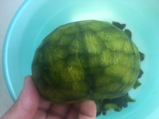 1、咸蛋黄炒南瓜,南瓜挖去内瓤，刨去皮。