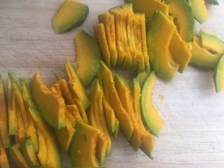 2、咸蛋黄炒南瓜,切成厚0.2--0.3cm的薄片。