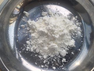 3、咸蛋黄炒南瓜,准备好淀粉