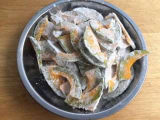 4、咸蛋黄炒南瓜,把南瓜片放入淀粉里，使其沾满淀粉。