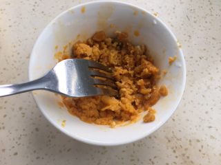 5、咸蛋黄炒南瓜,两个熟的咸蛋黄用叉子捣碎。