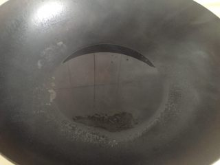 6、咸蛋黄炒南瓜,锅里放入油