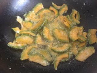 7、咸蛋黄炒南瓜,油温热后，放入南瓜片煎炸