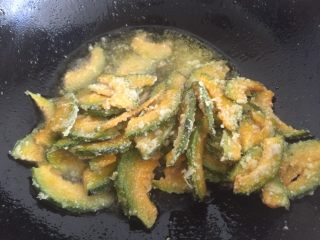 8、咸蛋黄炒南瓜,适时翻面，以防炸焦。注意火候！