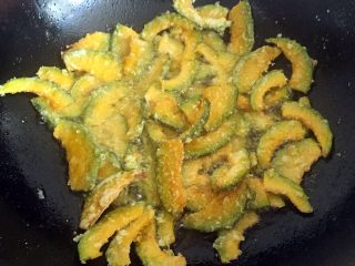 9、咸蛋黄炒南瓜,煎炸至外皮酥脆。