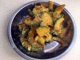 10、咸蛋黄炒南瓜,出锅，待用