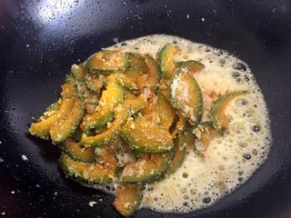 12、咸蛋黄炒南瓜,倒入南瓜片