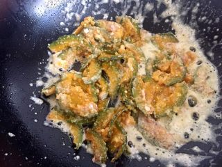 13、咸蛋黄炒南瓜,均匀沾上咸蛋黄即可出锅