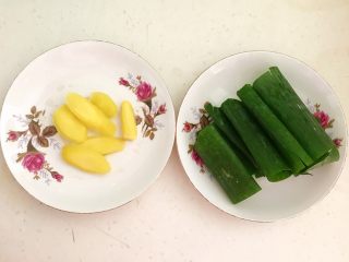 1、美味小零食  香酥开边蚕蛹,鲜姜削皮后切成小片，大葱叶切成小段