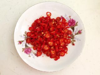 2、美味小零食  香酥开边蚕蛹,小米辣切成末