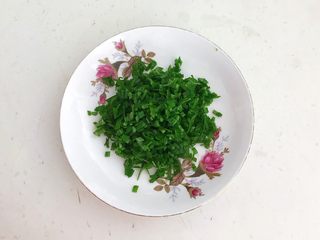 3、美味小零食  香酥开边蚕蛹,香葱叶切成末