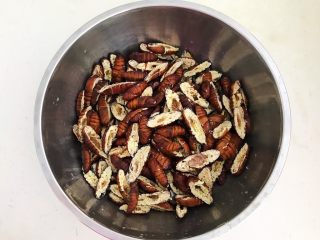 10、美味小零食  香酥开边蚕蛹,把切好的蚕蛹放入一个大点的盆中