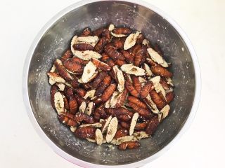 13、美味小零食  香酥开边蚕蛹,搅拌均匀，静止入味15分钟