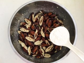 14、美味小零食  香酥开边蚕蛹,在已经入味的蚕蛹里加入50克普通面粉